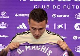 Darwin Machís muestra su camiseta en la presentación con el Real Valladolid el pasado mes de enero.