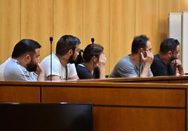 Los cinco acusados, de una misma familia, en el Audiencia de Valladolid.
