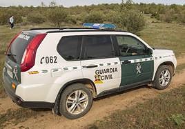 Un investigado por amenazar con un hacha y otro por golpearle con un palo