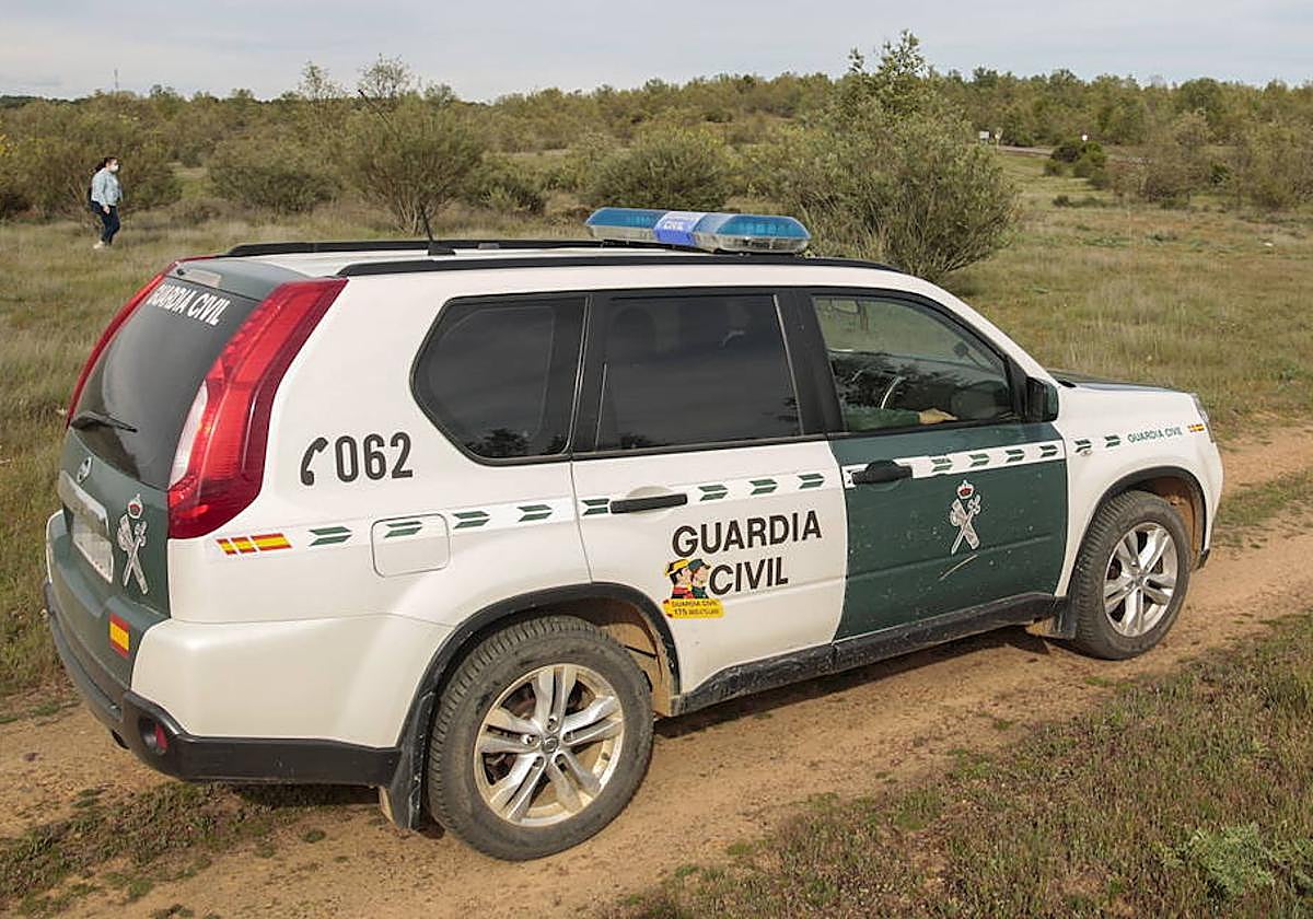 Un investigado por amenazar con un hacha y otro por golpearle con un palo