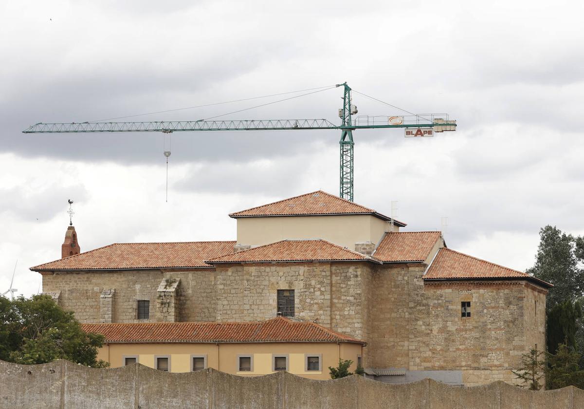 El exterior del Monasterio de Ampudia luce como antes del incendio