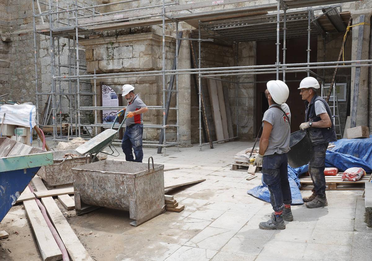 Los operarios trabajan en las obras de reparación en el Monasterio de Alconada de Ampudia, este martes.