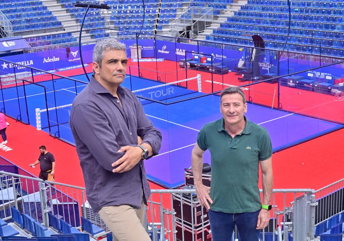 Miguel Coello, a la izquierda de la imagen, padre de Arturo, y Juan Carlos Martínez, padre de Javier, posan en la pista central de la plaza Mayor.