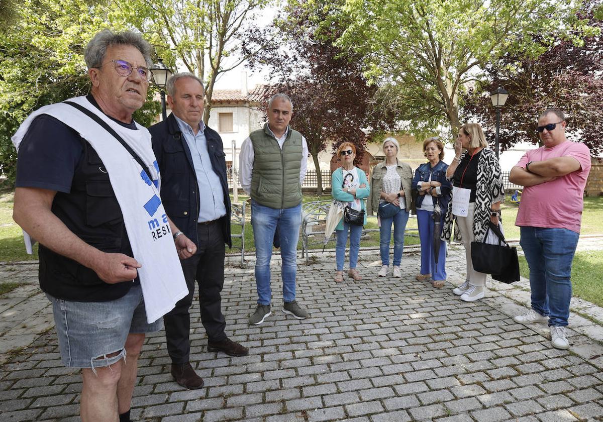 Protesta ante el geriátrico de Ampudia, este martes.