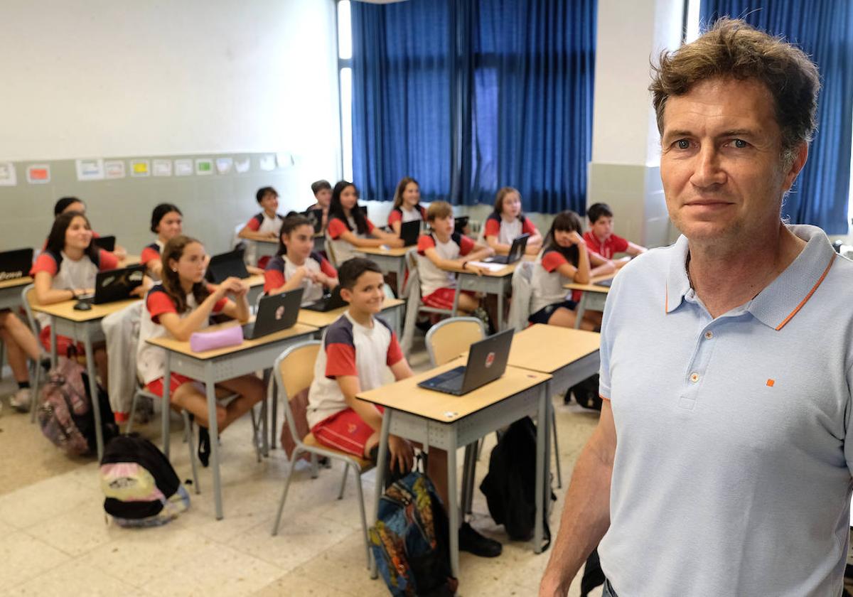 Roberto Vaquero, director del colegio San Agustín, en uno de los aulas del centro.