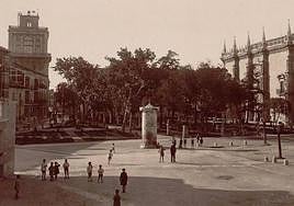 Plaza de Santa Cruz. A la izquierda, la torre del Observatorio Astronómico de la Universidad de Valladolid; a la derecha, el Palacio de Santa Cruz.