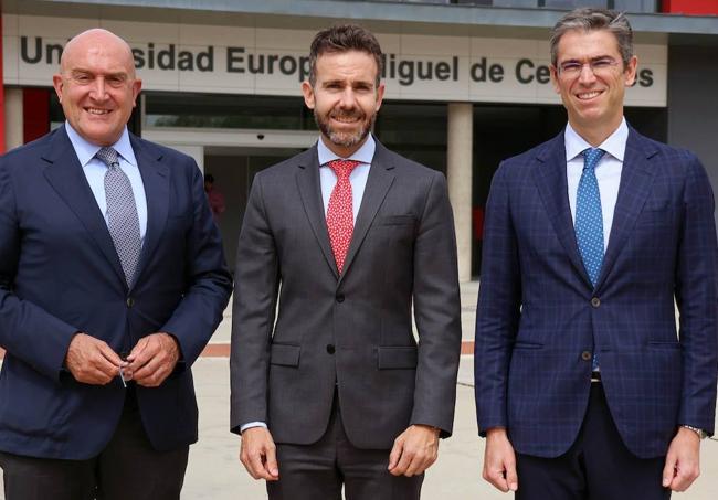 Carnero, junto a David García (rector de la UEMC) y Jesús Zarzuelal, consejero delegado de la universidad privada.