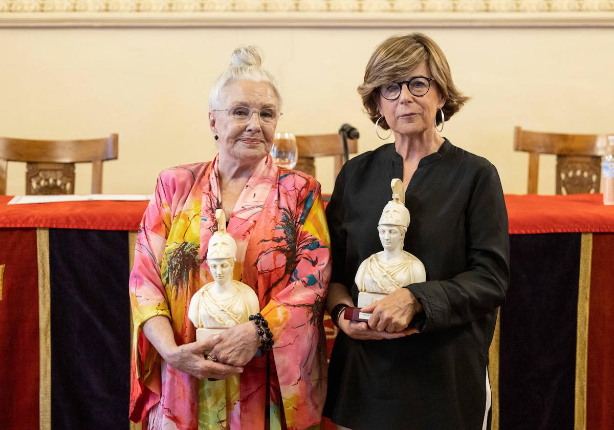 Lola Herrera y María Bolaños, con las esculturas de la diosa Palas Atenea, en el Círculo de Recreo.