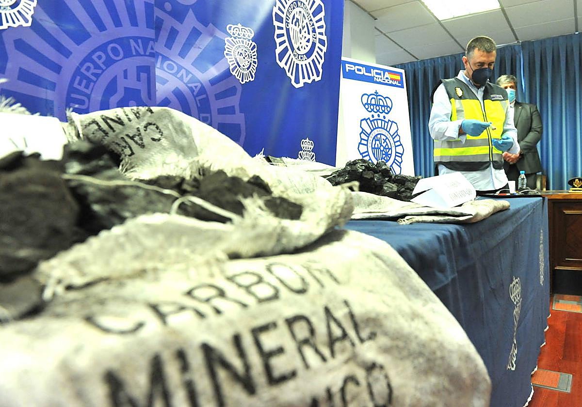 Un policía realiza una demostración para extraer la cocaína del carbón del alijo de Medina.