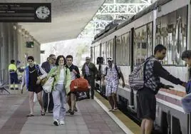 Usuarios del tren playero a su llegada a la estación de Santander.