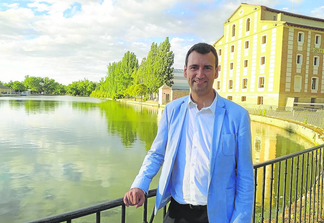 David Esteban, en la dársena del Canal de Castilla en Medina de Rioseco