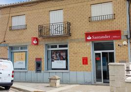 Fachada del Banco Santander en Torrelobatón.