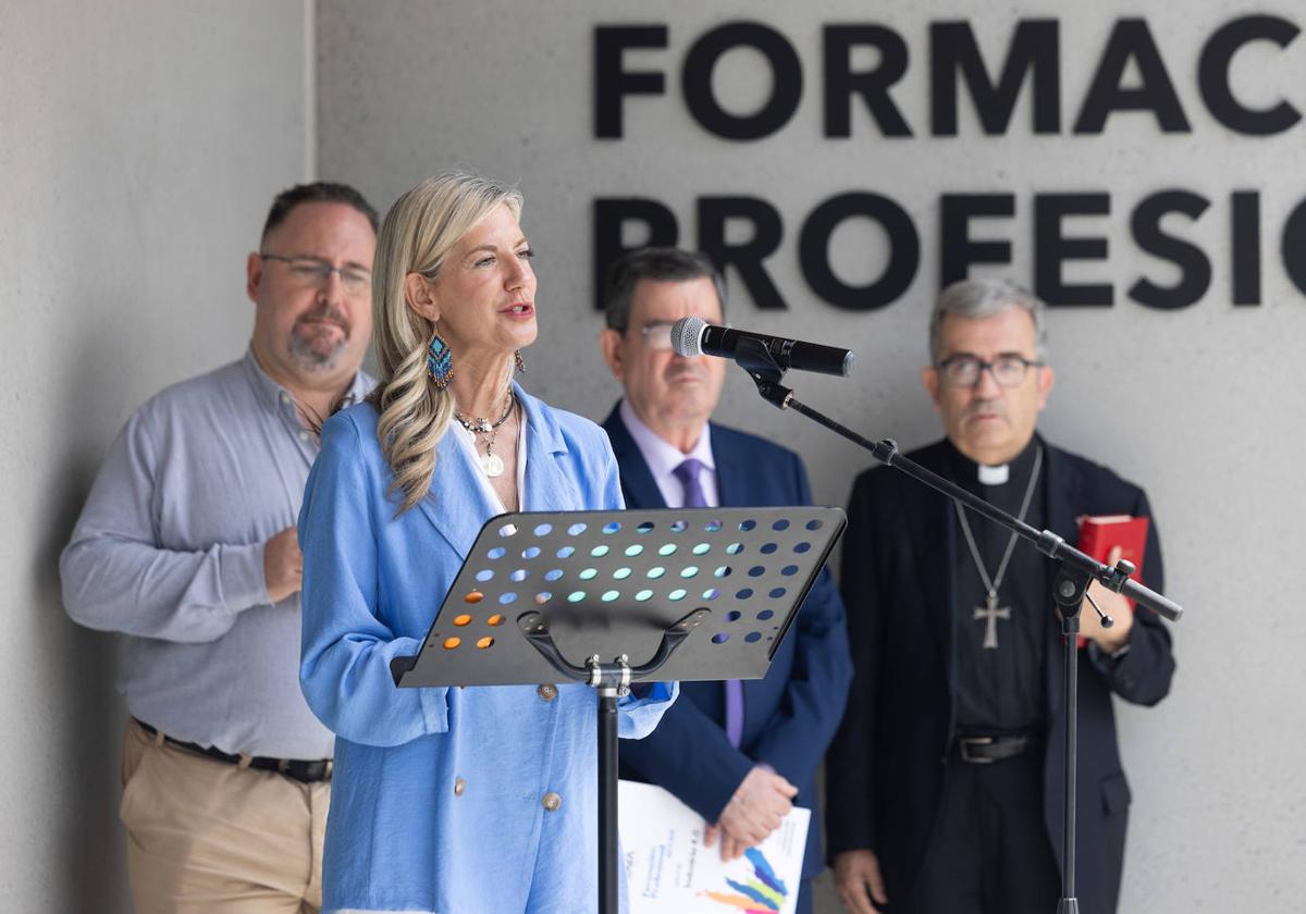 Irene Carvajal, primera teniente de alcalde y concejala de Educación y Cultura, este miércoles, en el colegio Sagrada Familia.