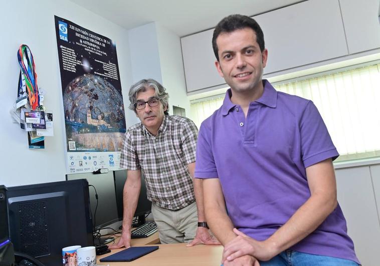 Benjamín Sahelices (i) y Fernando Buitrago (d), en el despacho del último en la facultad de Ciencias de la Universidad de Valladolid.