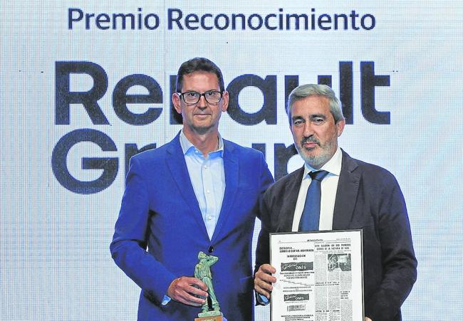 Goyo Ezama, director general de El Norte, y Jesús Presa, que recogió el reconocimiento del periódico a Renault.