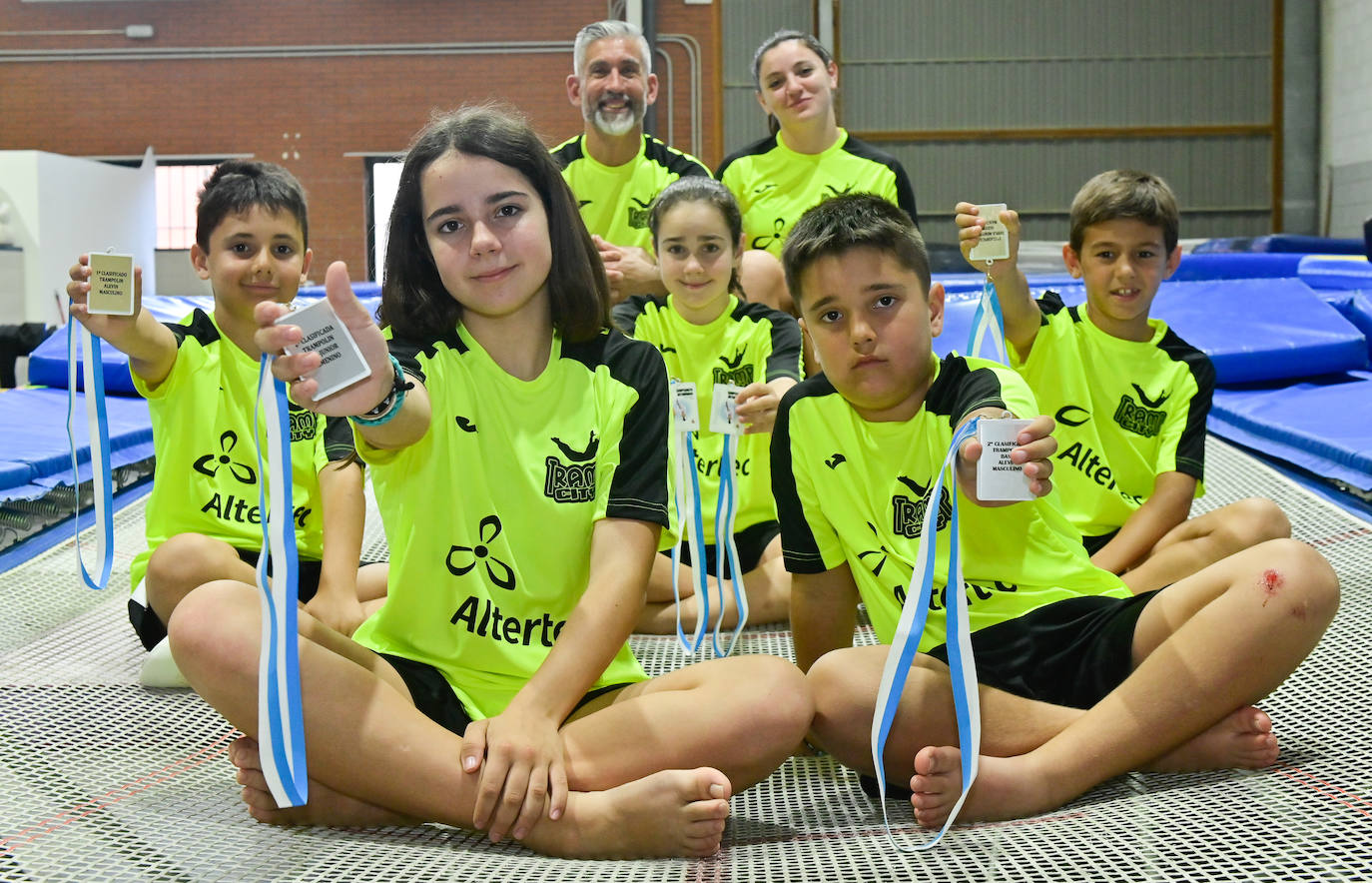 Los seis vallisoletanos que acuden al Campeonato de España y su entrenador Juancho Podesta.