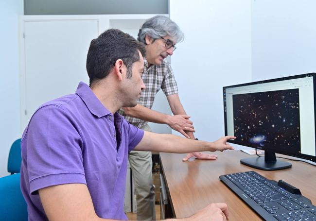 Fernando Buitrago y Benjamín Sahelices observan una de las últimas imágenes del telescopio James Webb.