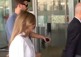 Gerard Piqué y Clara Chía a la salida de los juzgados.