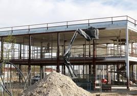 Un operario en las obras de construcción del parque de bomberos de Quitapesares, en Palazuelos de Eresma.