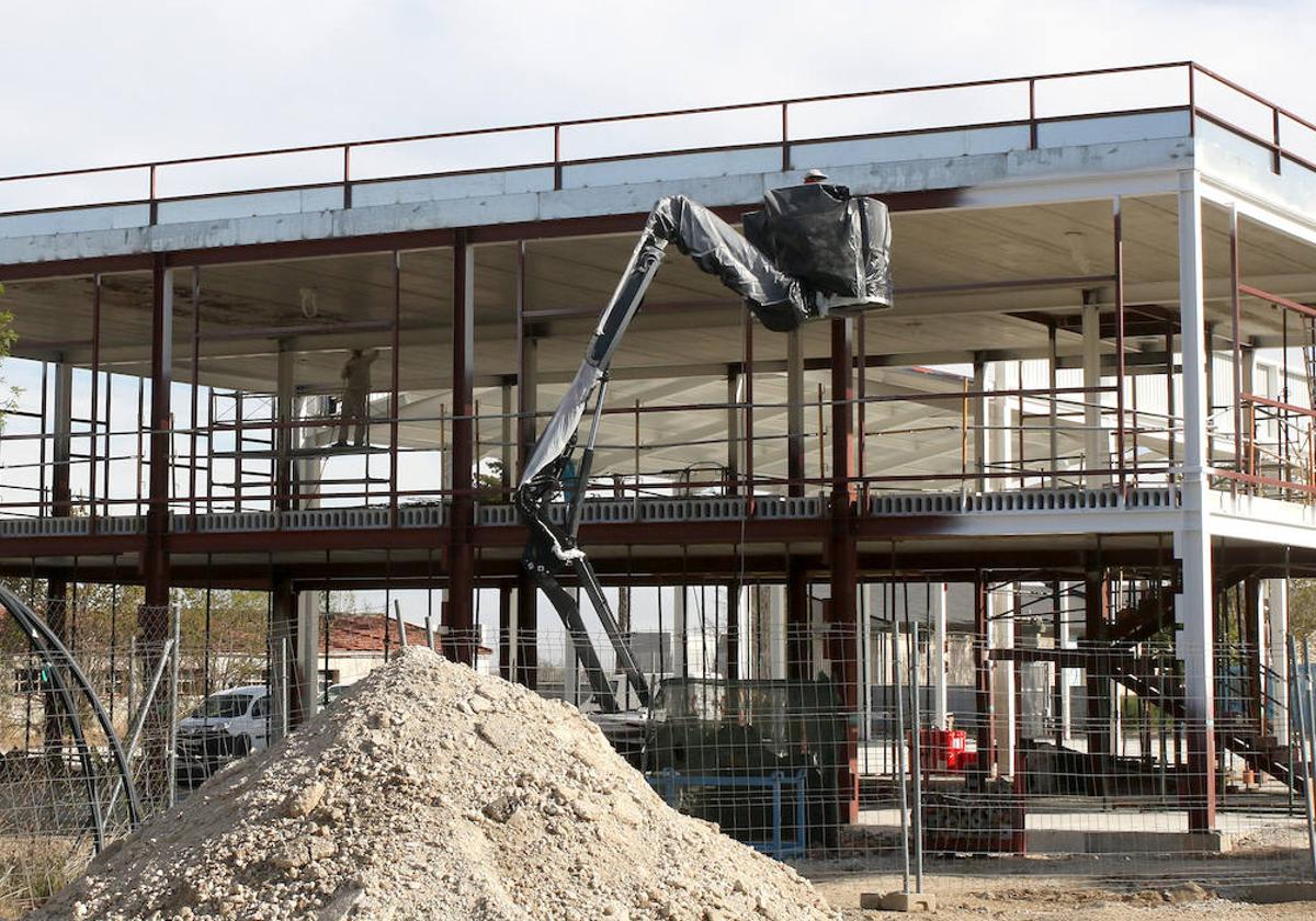 Un operario en las obras de construcción del parque de bomberos de Quitapesares, en Palazuelos de Eresma.