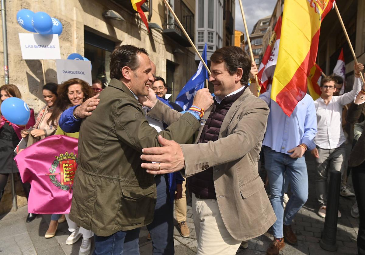 Conrado Íscar saluda a Alfonso Fernández Mañueco en el acto de cierre de campaña de las elecciones municipales.