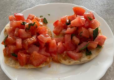 Tosta de tomate y hierbabuena