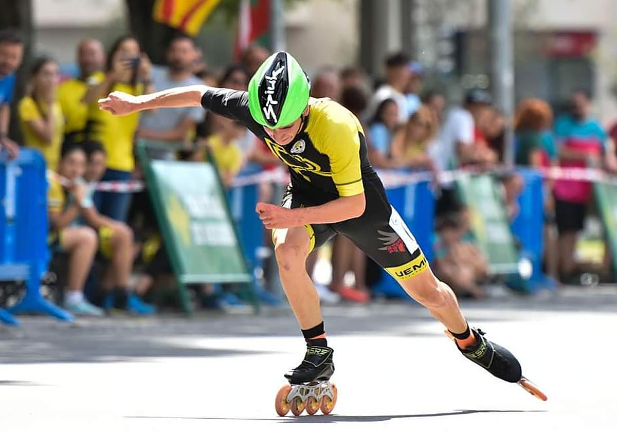 Adrián Alonso durante una competición de patinaje de velocidad.
