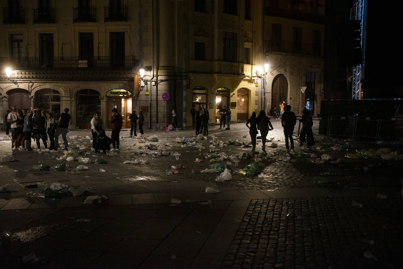 Residuos en la Plaza Mayor tras un concierto en las fiestas.