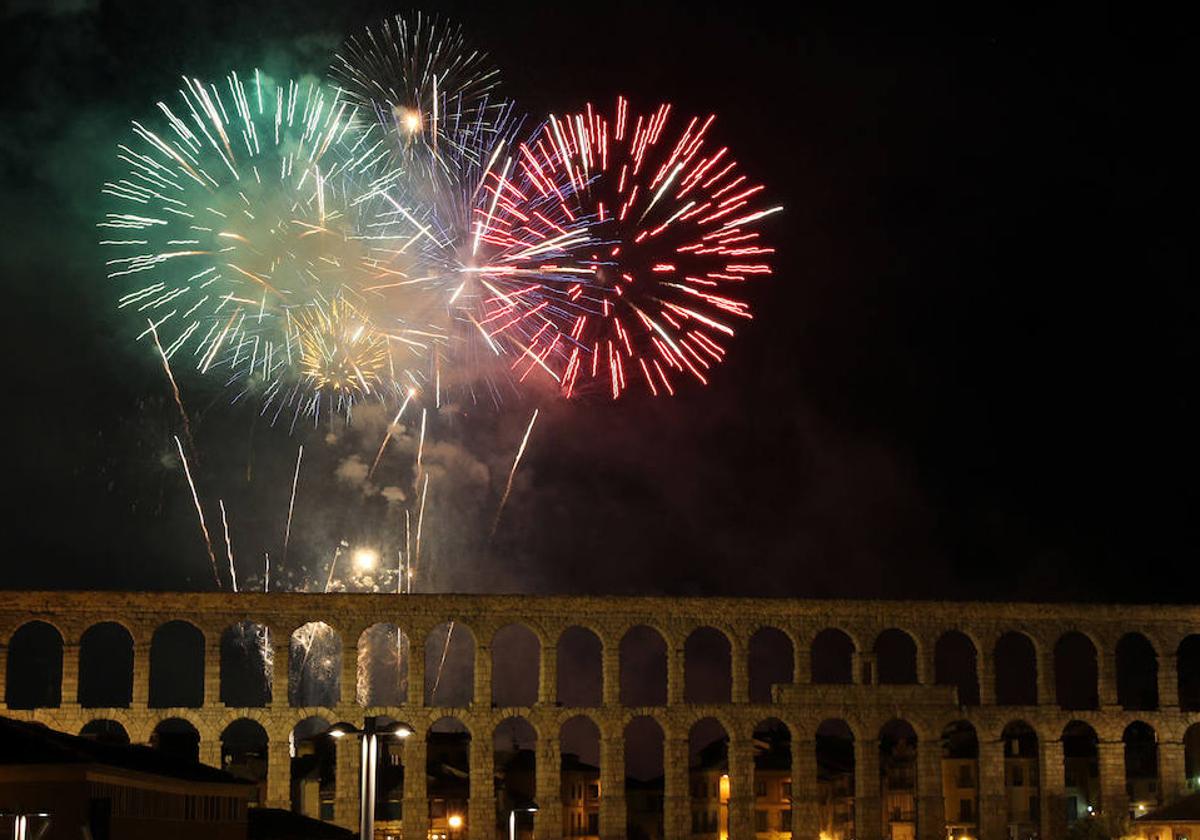 Espectáculo de fuegos artificiales en las fiestas de Segovia.