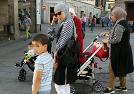 Unas madres musulmanas con sus hijos paseando por el centro de Segovia.