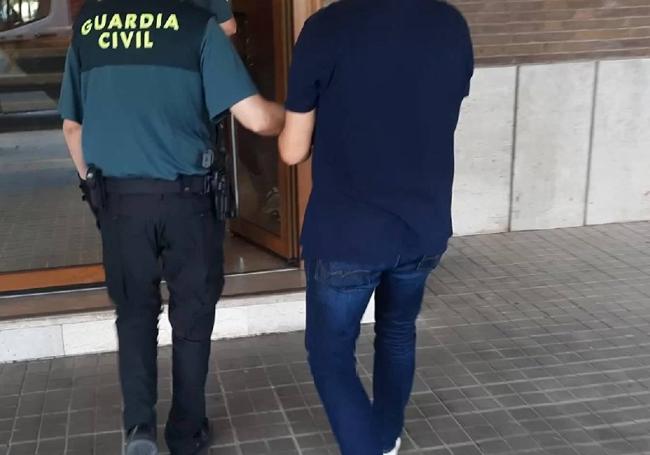 La Guardia Civil traslada a uno de los detenidos.