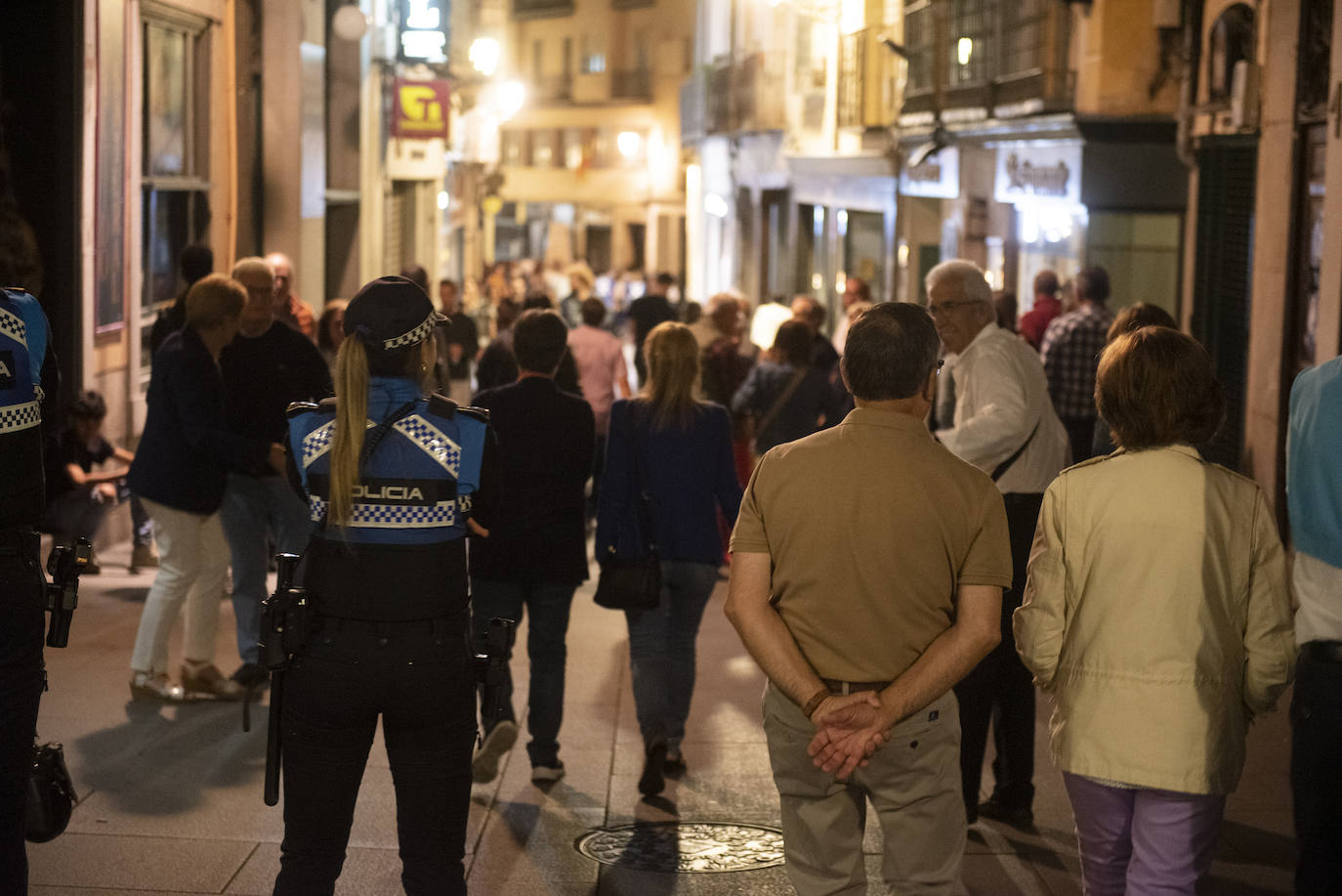 Policía Local controla el acceso a la Plaza Mayor desde la Calle Real en las pasadas fiestas de Segovia.