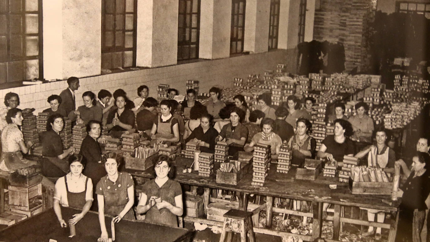 mujeres trabajando en la fábrica de achicoria en Cuéllar