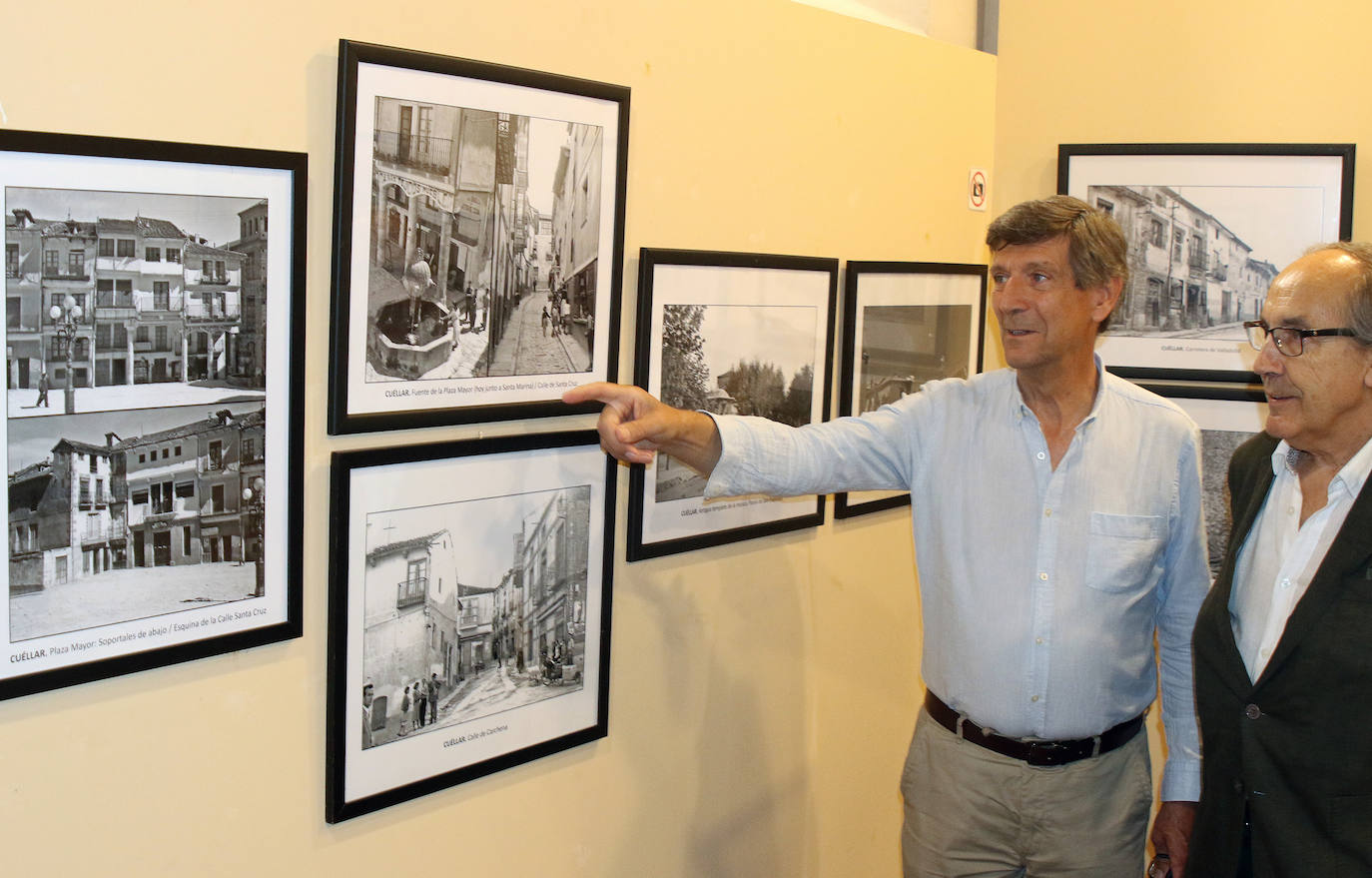 Rafael Cantalejo y el hijo del autor, José Manuel Riosalido, visitan la exposición