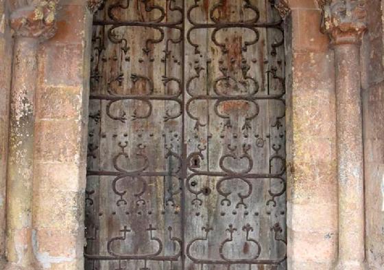 Una de las puertas de acceso a la iglesia de San Millán.