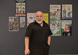 Manolo Sierra, delante de algunos de sus carteles.