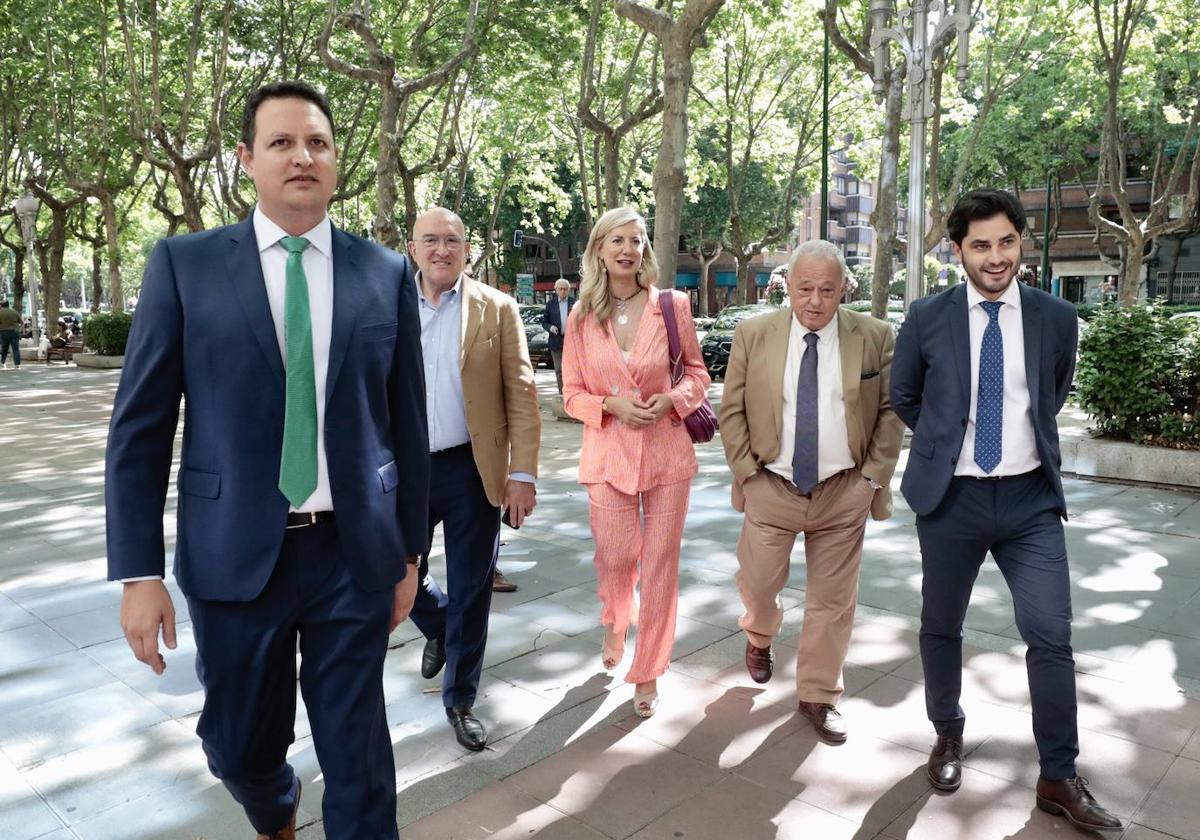 Alberto García, director ejecutivo de Tauroemoción; Jesús Julio Carnero, alcalde de Valladolid; Irene Carvajal, teniente de alcalde; Gonzalo Santonja, consejero de Cultura, y Nacho de la Viuda, director operativo de Tauroemoción, instantes antes de la presentación del cartel.