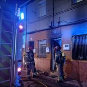 Intoxicados dos septuagenarios en el incendio de una vivienda en La Victoria