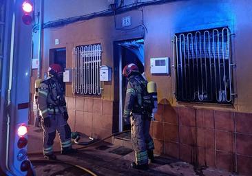 Intoxicados dos septuagenarios en el incendio de una vivienda en La Victoria