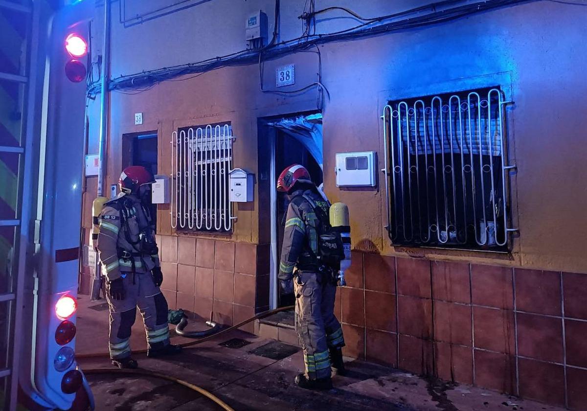 Los bomberos, frente a la vivienda de la calle Venus donde se ha producido el incendio.