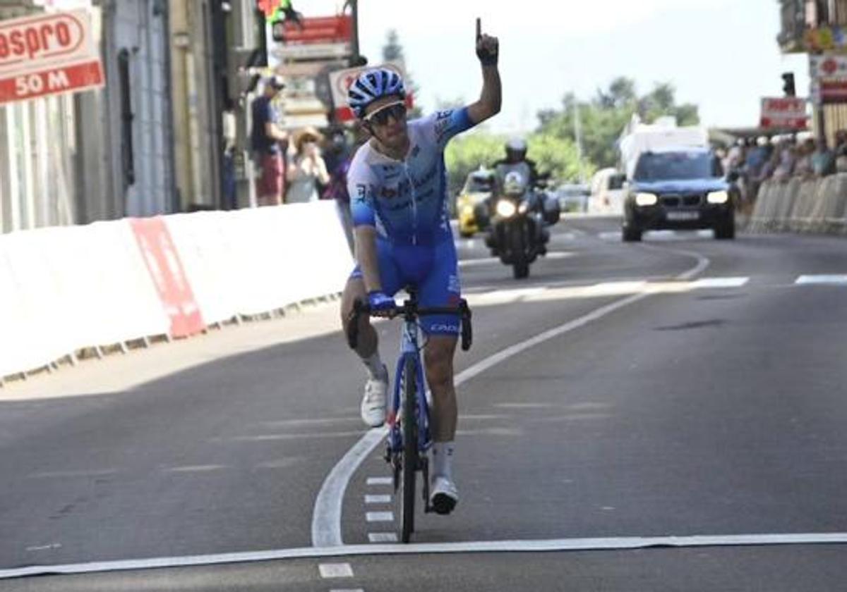 El británico Simon Yates, ganador en la última edición, cruza la meta de Guijuelo.