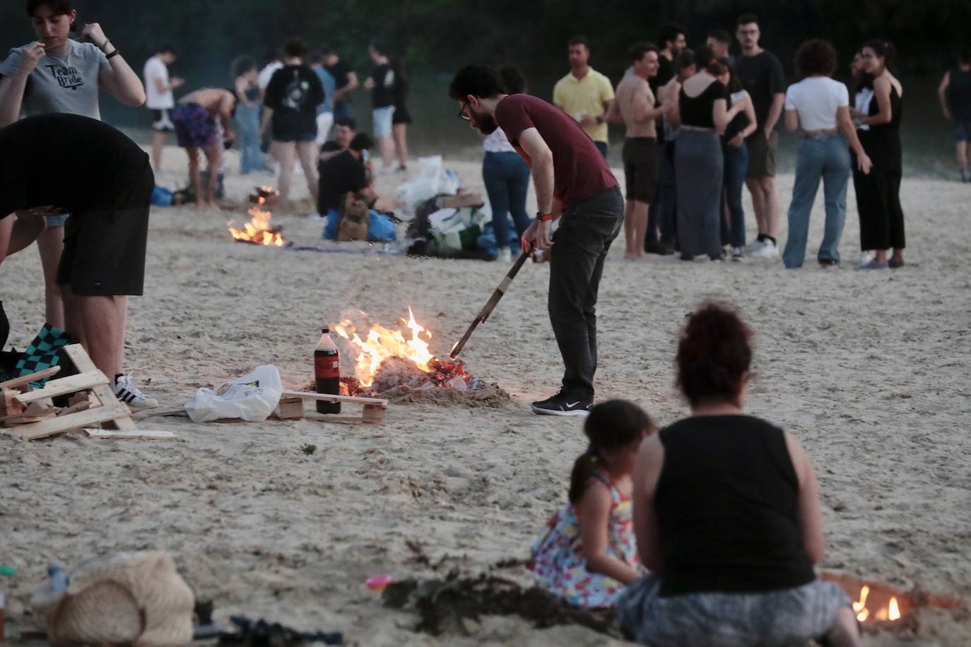 La playa de Las Moreras en la noche de San Juan, en imágenes