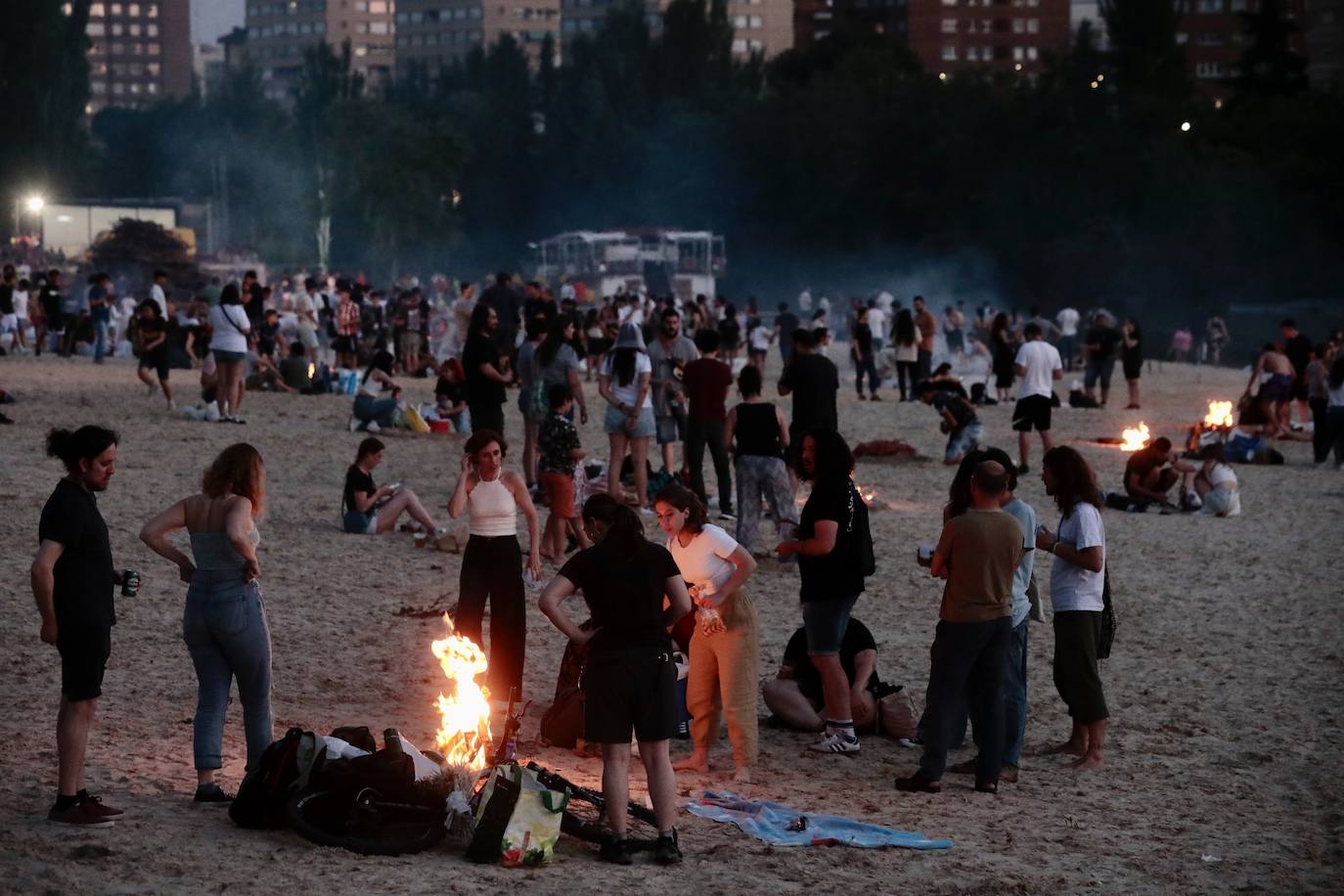 La playa de Las Moreras en la noche de San Juan, en imágenes