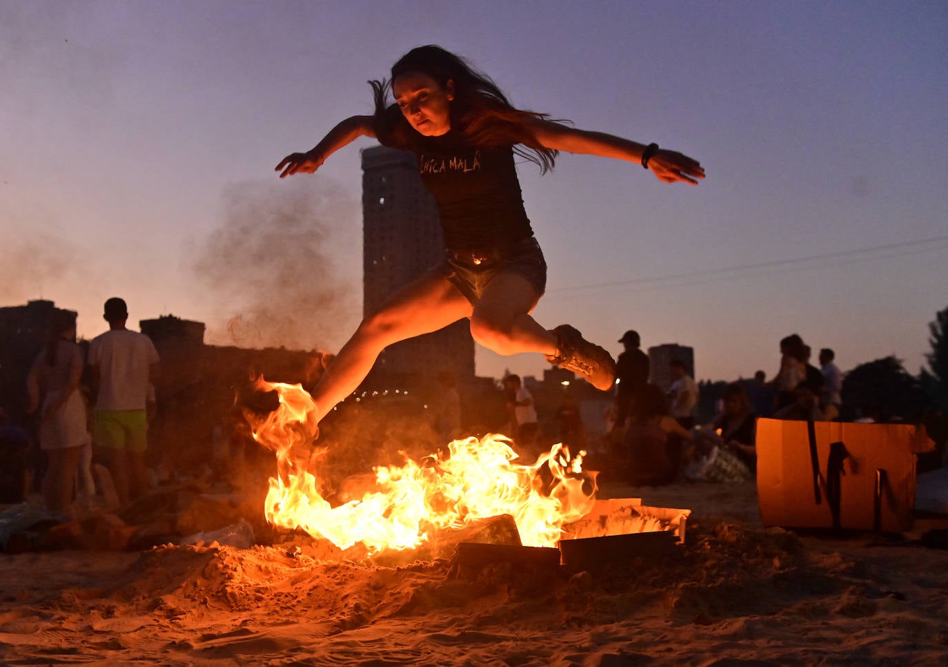 Valladolid: las hogueras de la noche de San Juan en Las Moreras, en ...