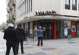 Colas para entrar en una entidad financiera durante el estado de alarma por el coronavirus.