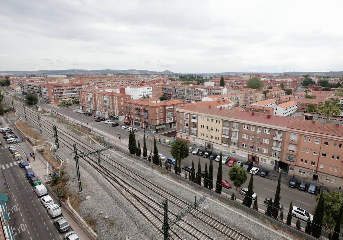 Panorámica de las vías del tren con el barrio de Pajarillos al fondo.