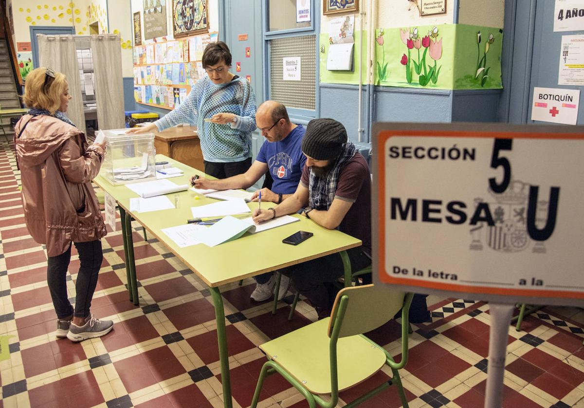 Una mesa electoral de Segovia capital, en las elecciones municipales del 28 de mayo.