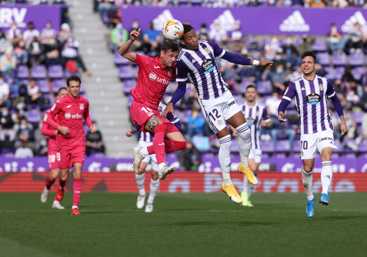 Gonzalo Pllata disputa un balón con un defensa del Leganés en Zorrilla.