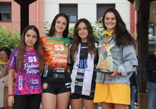 Elena Cuadrado, de manos de las capitanas del equipo infantil del Club Balonmano Palencia.