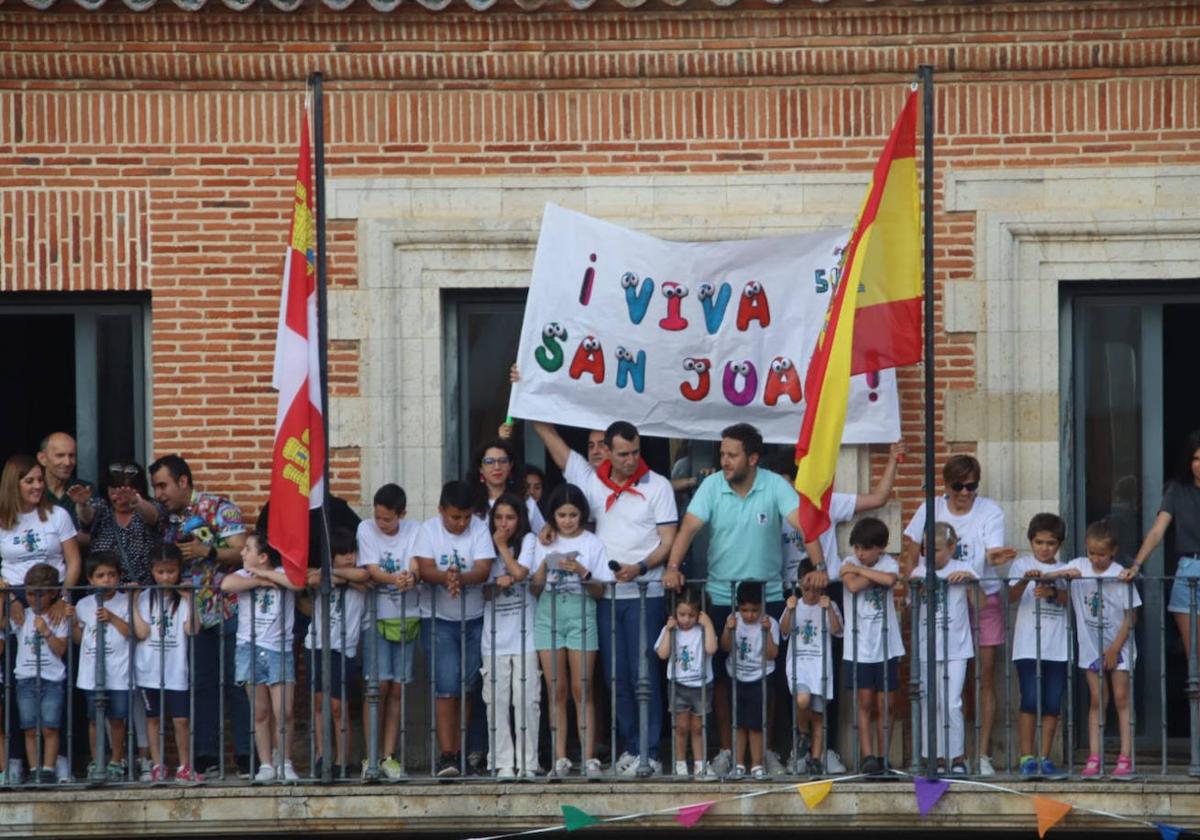 Los alumnos del colegio Campos Góticos durante el pregón de las fiestas.